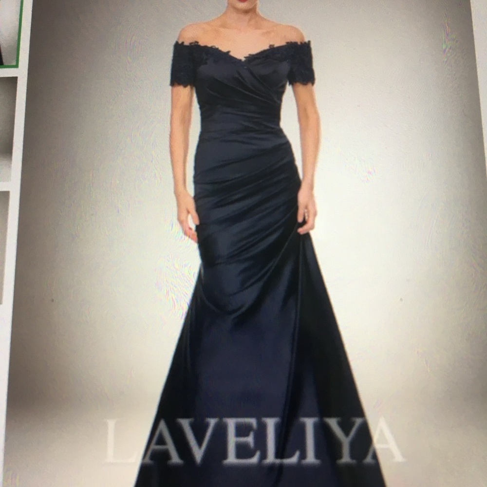 Elegant Black Off-Shoulder Formal Maxi Dress